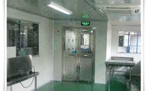 你知道風(fēng)淋室通道是人員進出無塵室所必需的嗎？-【東鑫凈化】