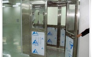 肇慶潔凈車間工程風(fēng)淋室出現(xiàn)故障怎么辦？要不慌不忙【東鑫凈化】
